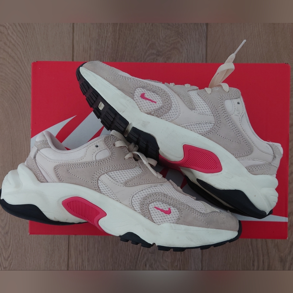 Nike AL8 Women Size 8 Like New Sold Out color